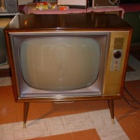 1961 magnavox 27" b/w console