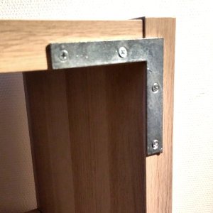 L bracket mounted, detail