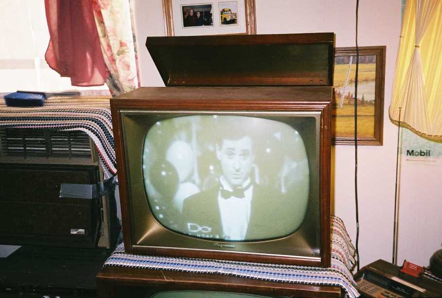 1950s Magnavox B/W with lifting lid