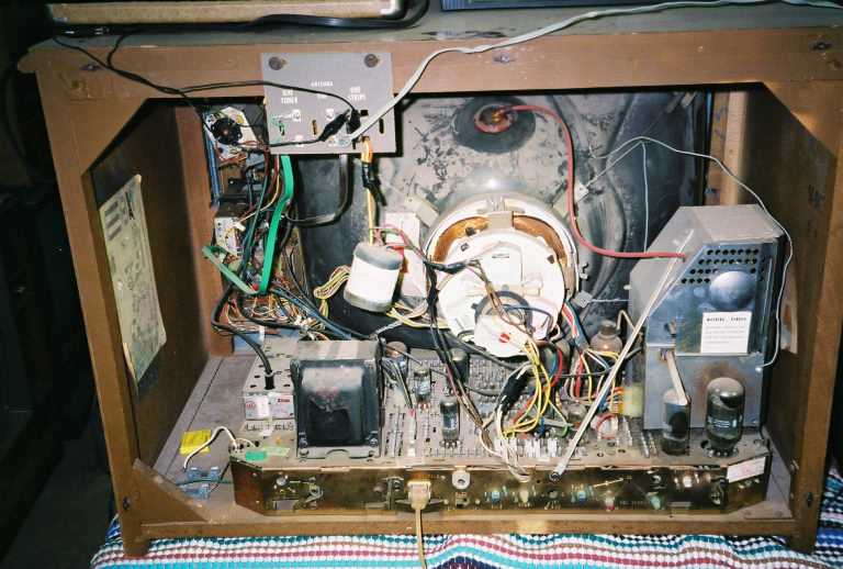 Inside the 23" Zenith table model