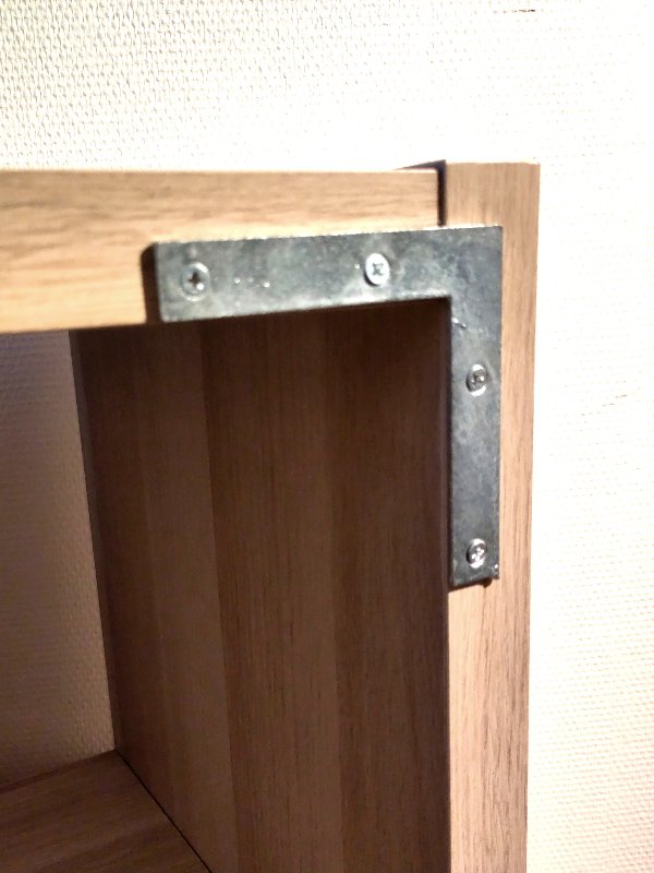 L bracket mounted, detail