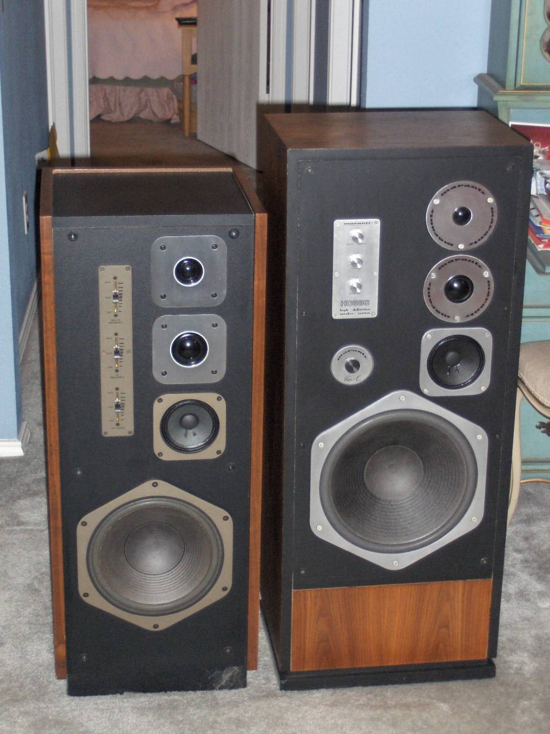 Left Speaker: Model 600 ---- Right Speaker: HD 880