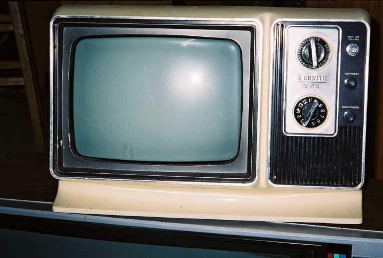 Zenith AC-DC 9"